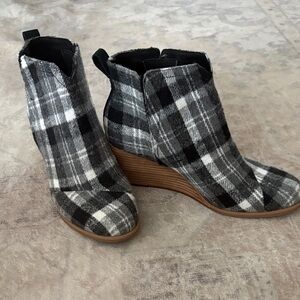 Tom’s Booties like new!